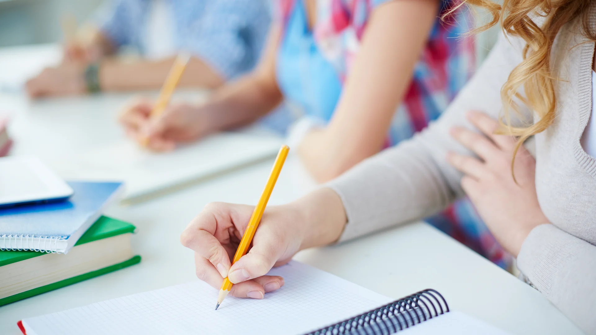 Stagiaires participant à une évaluation écrite dans un centre de formation