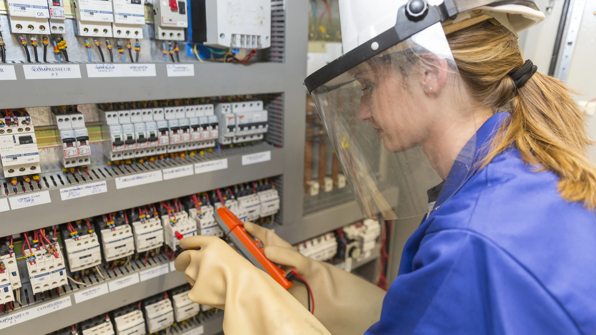 Technicienne réalisant une vérification sur une installation électrique