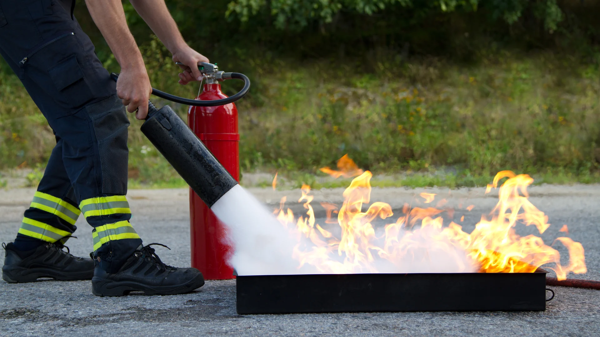 Utilisation d’un extincteur lors d’une intervention de sécurité incendie